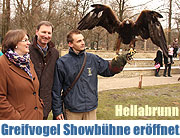 Greifvogel-Show in Hellabrunn erhielt neue Showbühne mit täglicher Vogel Show  (©Foto: Martin Schmitz)